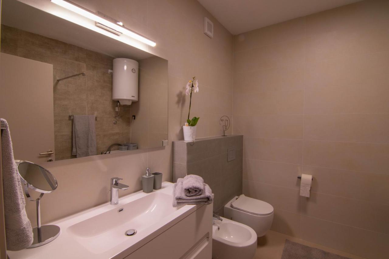 Luxury Apartment Faro With Sea View And Swimming Pool Premantura Eksteriør bilde
